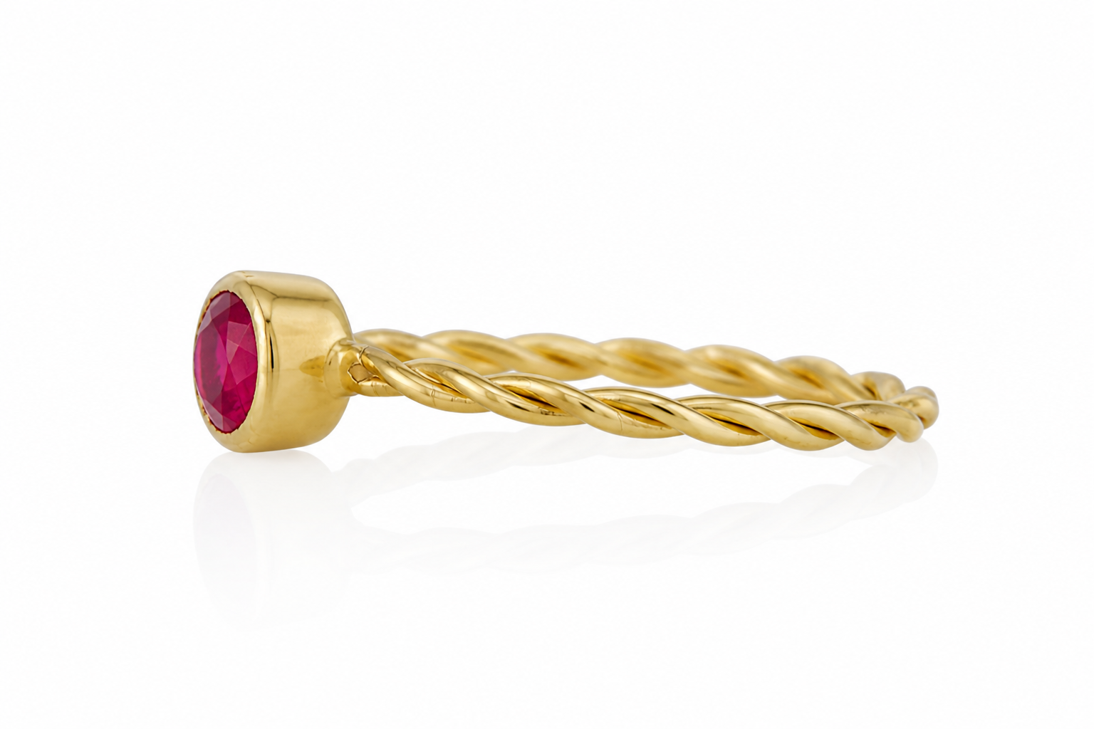 Pippa Ring Twisted - Ruby 18K by Kim Larsen