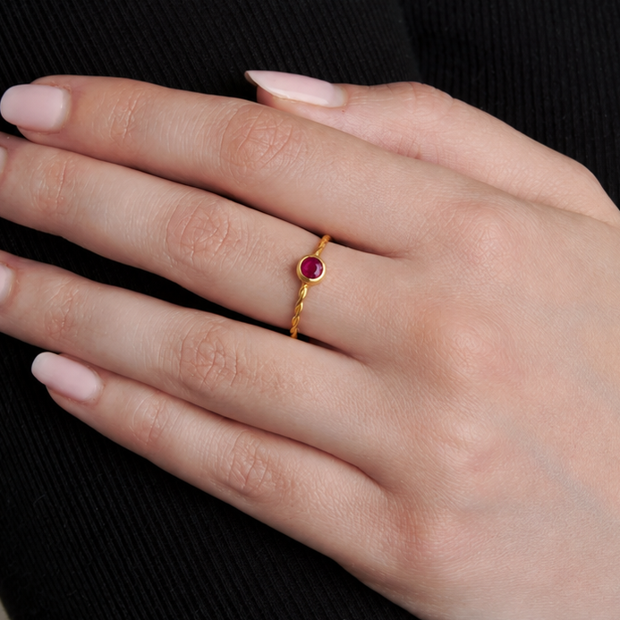 Pippa Ring Twisted - Ruby 18K by Kim Larsen