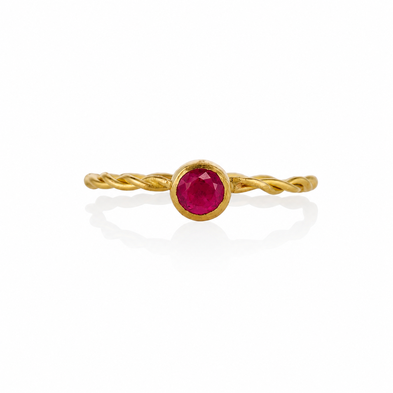 Pippa Ring Twisted - Ruby 18K by Kim Larsen